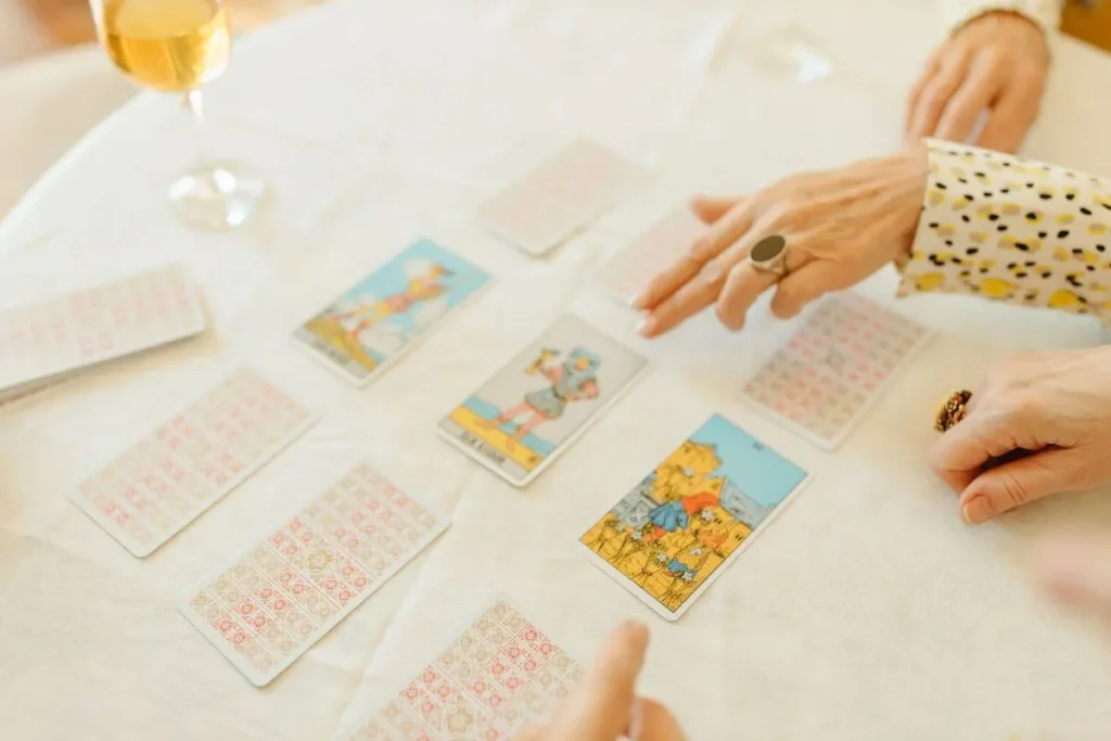 MULHER FAZENDO LEITURA DE TAROT COM INTUIÇÃO