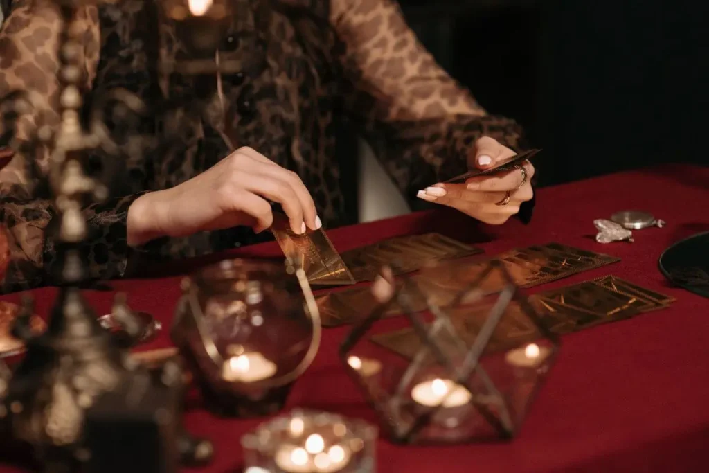 Elementos simbólicos da carta do Mago no Tarô