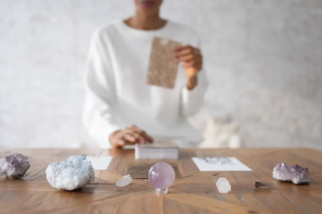 Cristal de ametista próximo a diário utilizado para meditação e reflexão