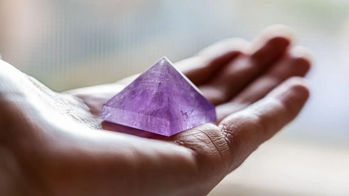 Cristal de ametista roxa representando espiritualidade e reflexão