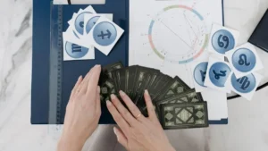 Cartas de Tarô e símbolos do zodíaco representando os 12 signos