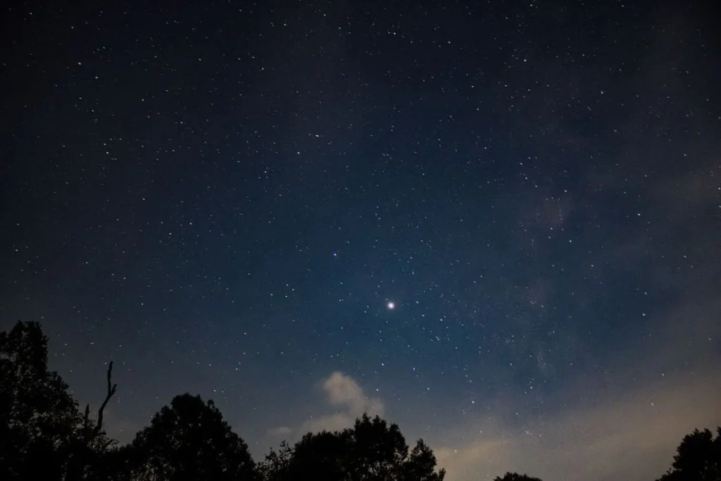 Céu noturno estrelado com uma estrela brilhante em destaque, representando Sirius no Portal 8/8