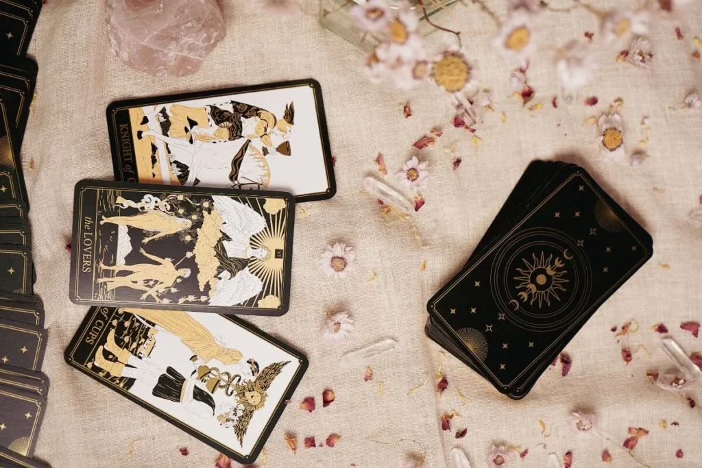 Tiragem de três cartas de Tarô organizada para interpretação conjunta