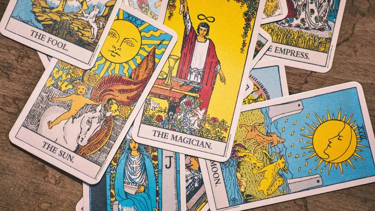 Duas ou mais cartas de Tarô abertas para interpretação de combinações