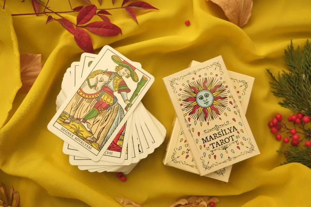 Duas cartas de Tarô lado a lado sendo interpretadas em conjunto