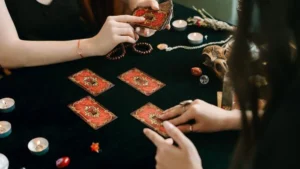 Pessoa segurando um baralho de Tarô antes de uma leitura