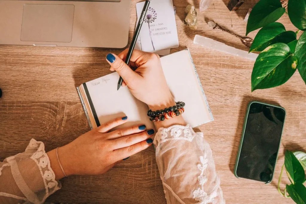 Caderno usado para registrar horas iguais, pensamentos e emoções