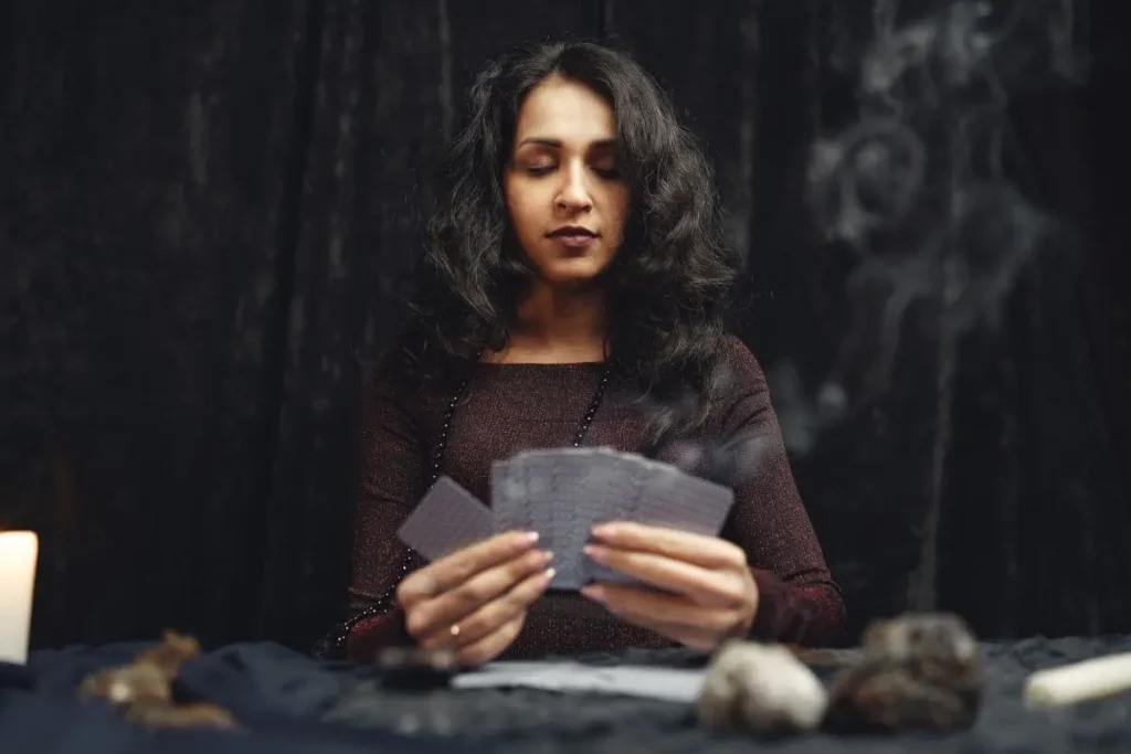 Leitura de cartas de Tarô sobre amor e relacionamento