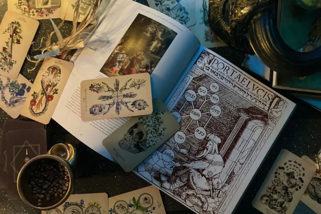 Pessoa refletindo com cartas de Tarô sobre o conselho da Imperatriz