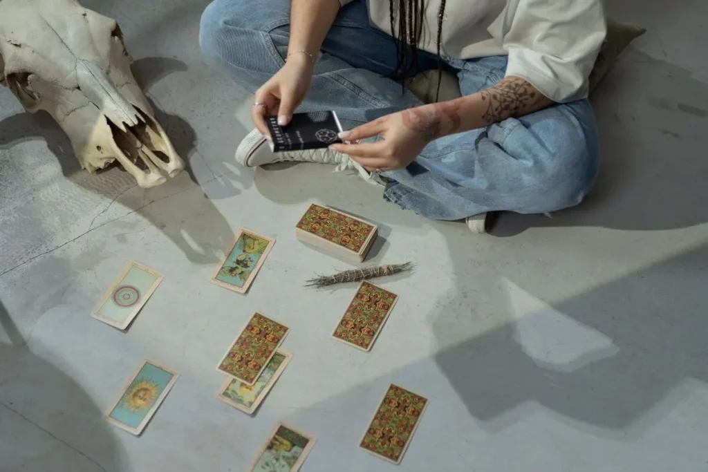 Pessoa interpretando cartas durante uma leitura de Tarô sim ou não