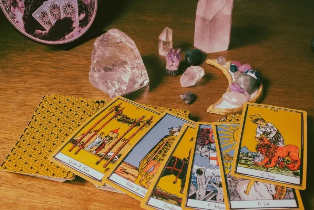 Baralho de Tarô ao lado de cristais usados simbolicamente na preparação das cartas