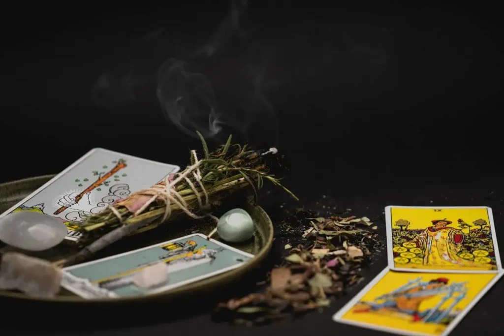 Baralho de Tarô próximo a um incenso usado em ritual de limpeza