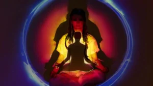 Mulher meditando em posição de lótus cercada por luzes coloridas que representam energia e equilíbrio espiritual.
