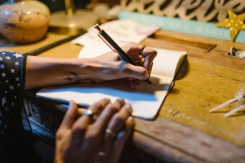 Carta do Mago próxima a diário representando planejamento e ação