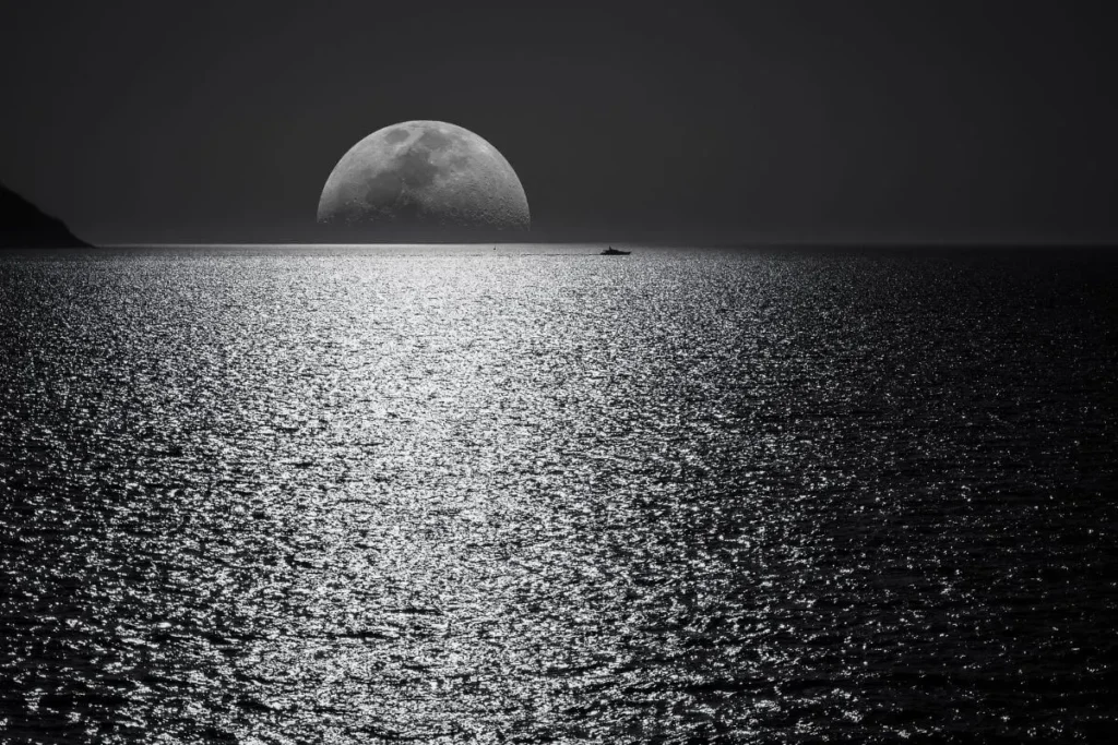 Lua refletida na água representando Peixes e a carta A Lua no Tarô
