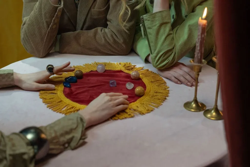 Cartas de Tarô ao lado de símbolos astrológicos e do zodíaco