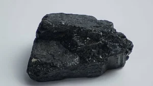 Cristal de turmalina negra representando proteção e aterramento na espiritualidade