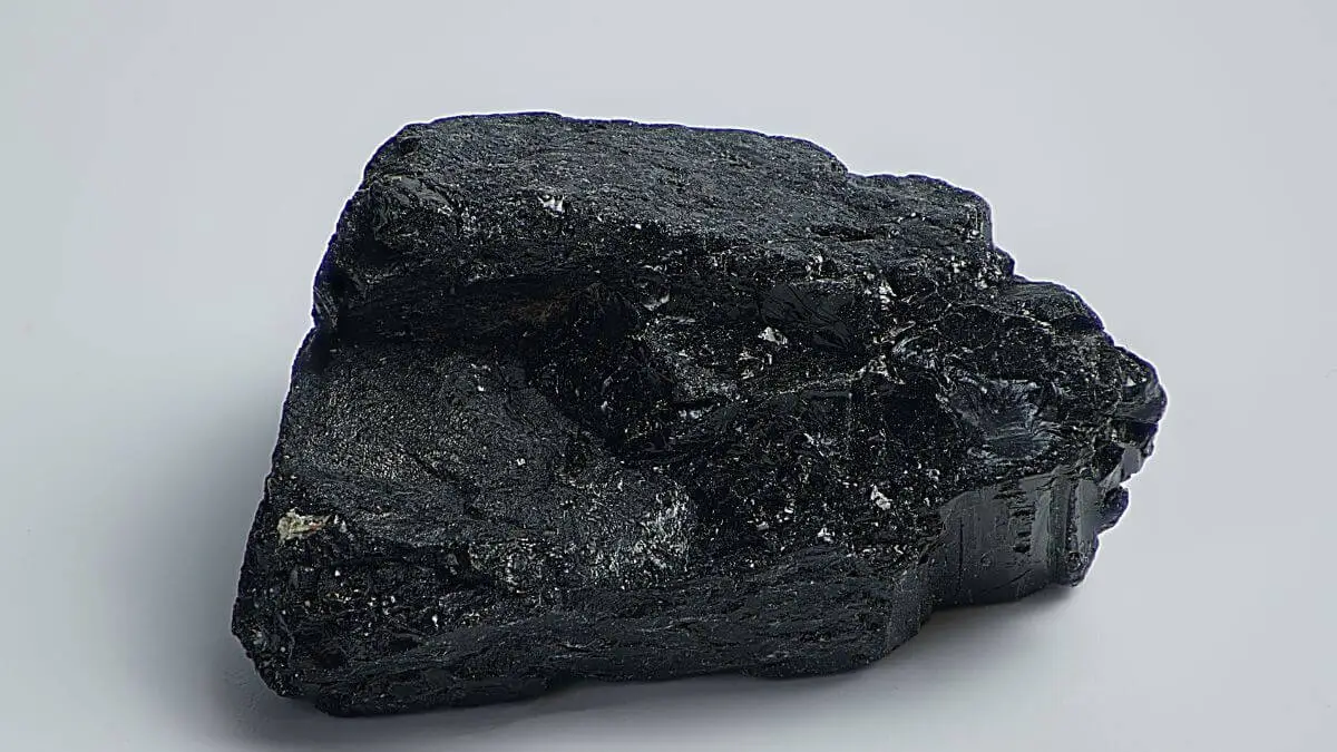 Cristal de turmalina negra representando proteção e aterramento na espiritualidade